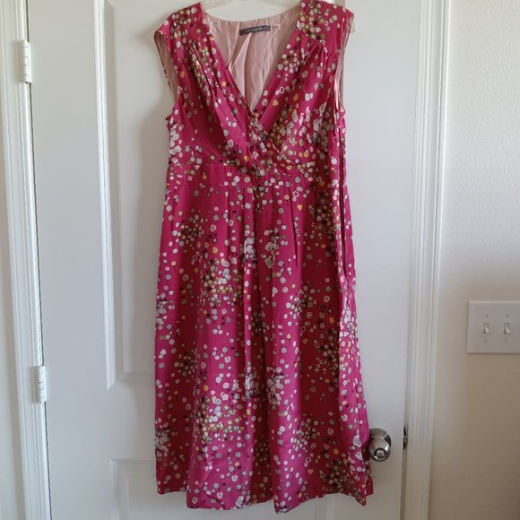 Boden Dresses & Skirts - 🌸 100% Silk Boden Limited Edition dress, size 10, pink w/ flowers & circles 🌸